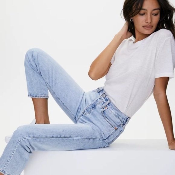 Aritzia Denim - ❗️SOLD❗️Levi’s Wedgie Straight Leg Jeans Size 28